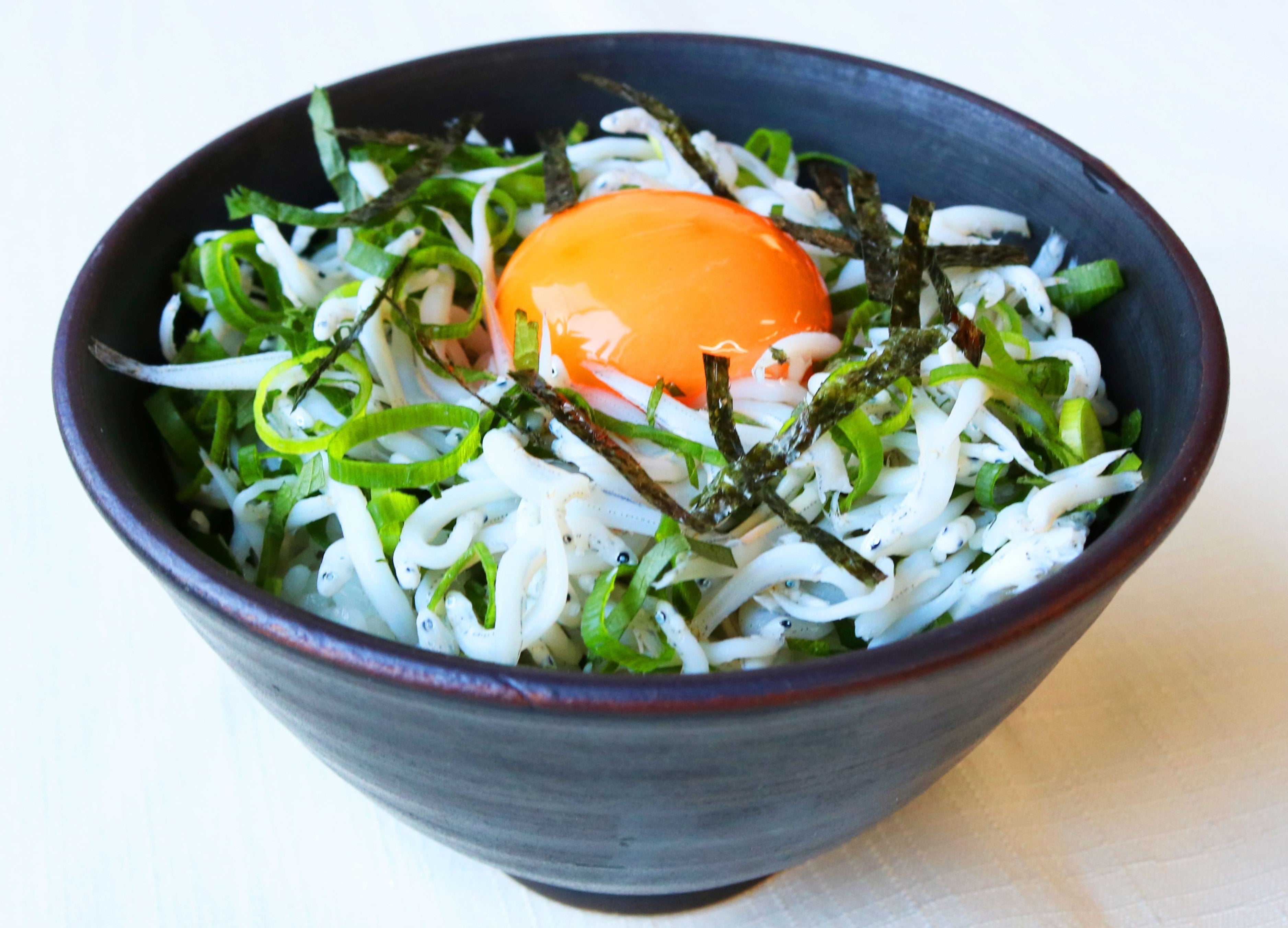 ＜透明醤油でつくっただし醤油＞しらす丼